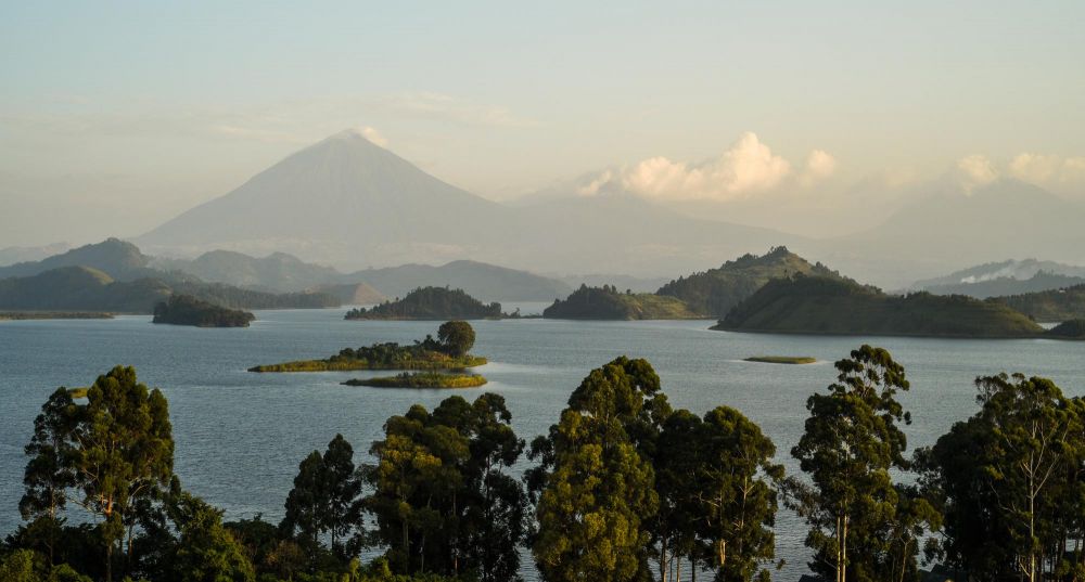 Région de Bwindi avec vue sur les Virungas et le lac Mutanda
