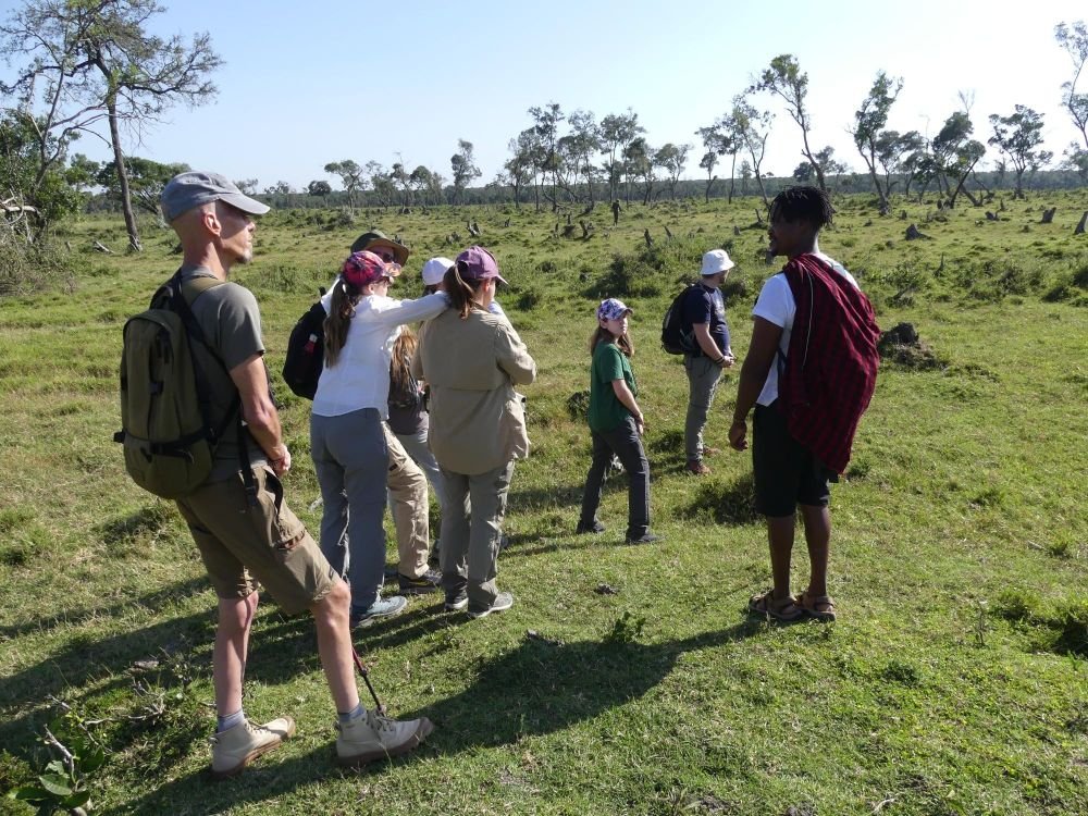 safari à pied en haut de l'escarpement au dessus de Maasai Mara Kenya