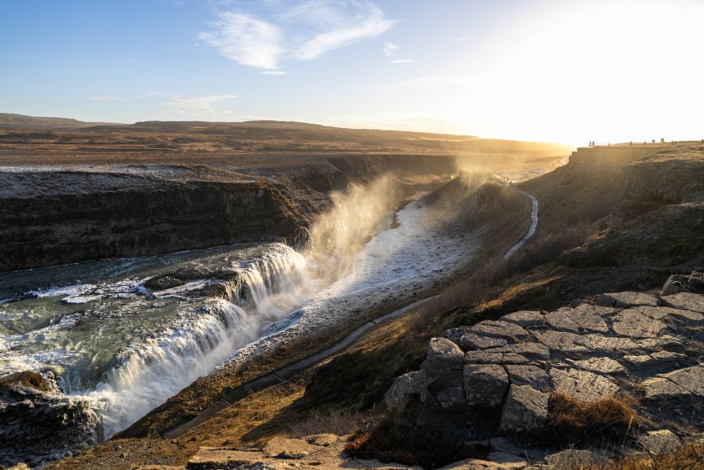 Les cascades islandaises sous la glace