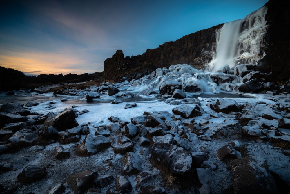 Les cascades islandaises sous leur manteau hivernal