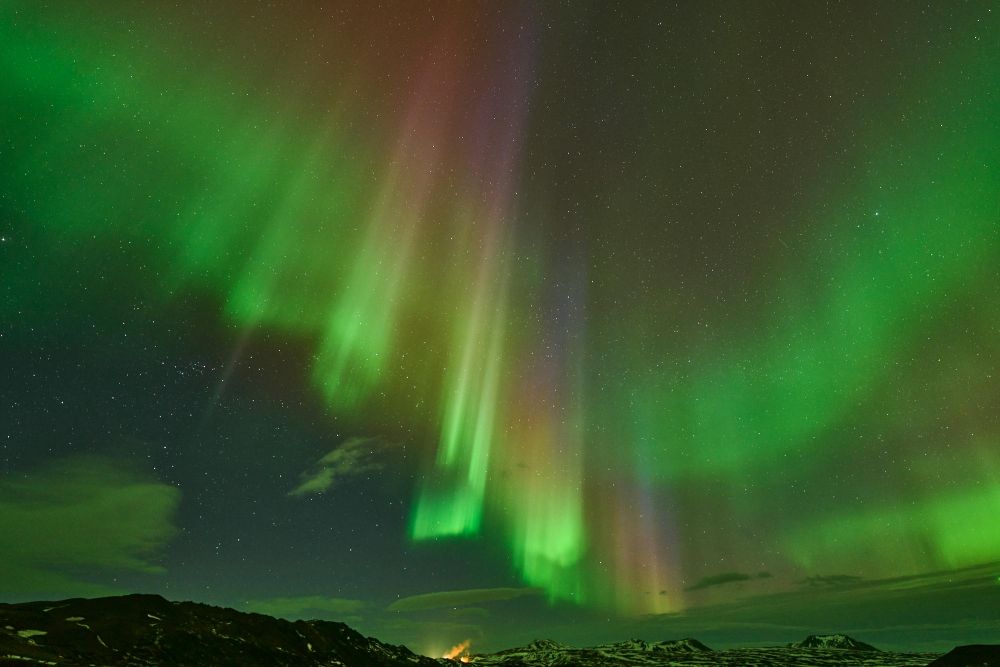 Sous les aurores boréales islandaises
