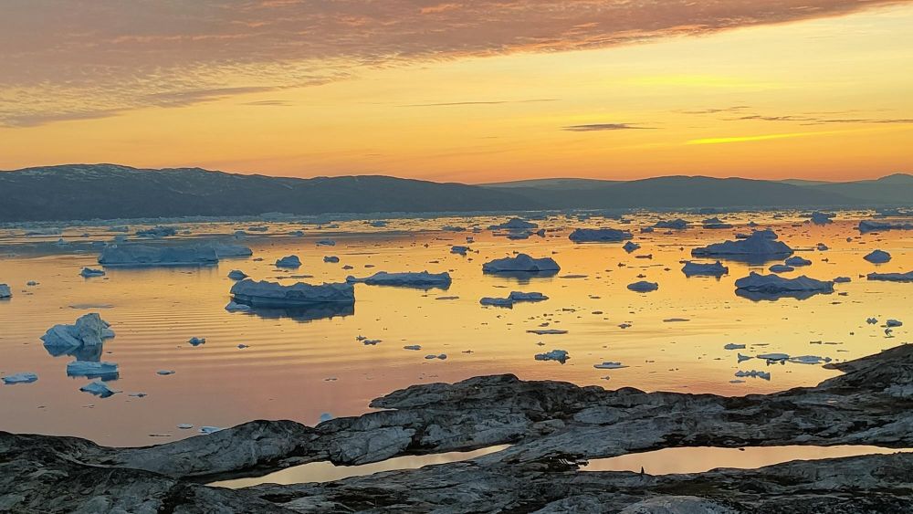 coucher de soleil sur le fjord et les icebergs