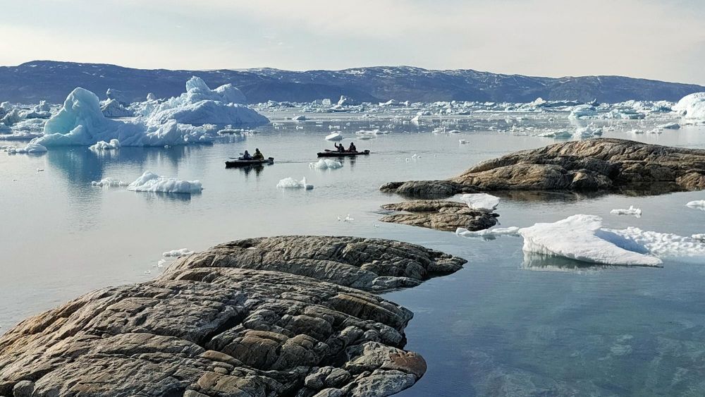 en kayak entre les icebergs au Groenland