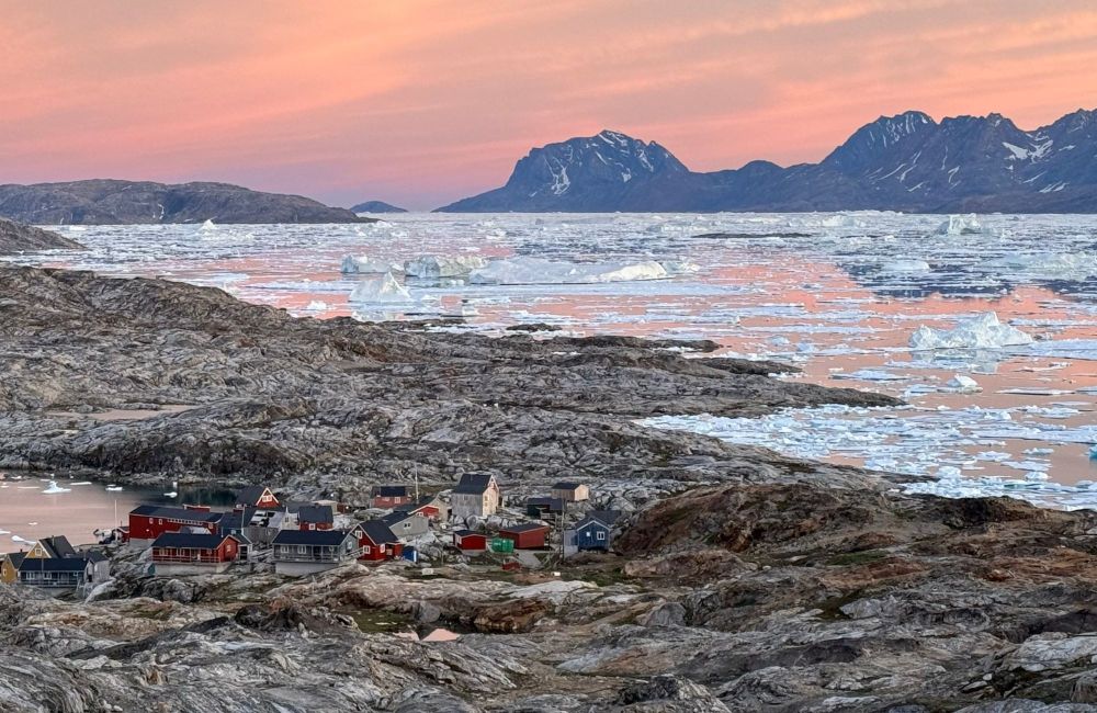Coucher de soleil sur le village, Voyage au Groenland