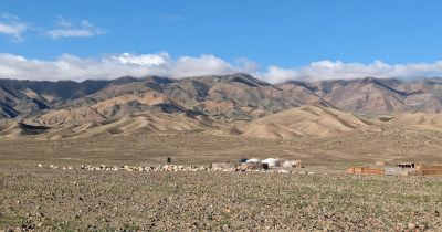 © Julien Gonin - Paysage de steppe et montagne Paysage de steppe et montagne