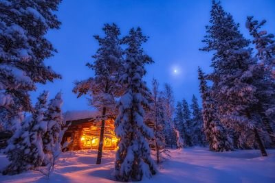 © Nicolas FRAGIACOMO - Chalet en Laponie en hiver sous les aurores boréales Chalet en Laponie en hiver sous les aurores boréales