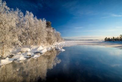 © Nicolas FRAGIACOMO - L'unique lac à eaux libres de Laponie en hiver L'unique lac à eaux libres de Laponie en hiver