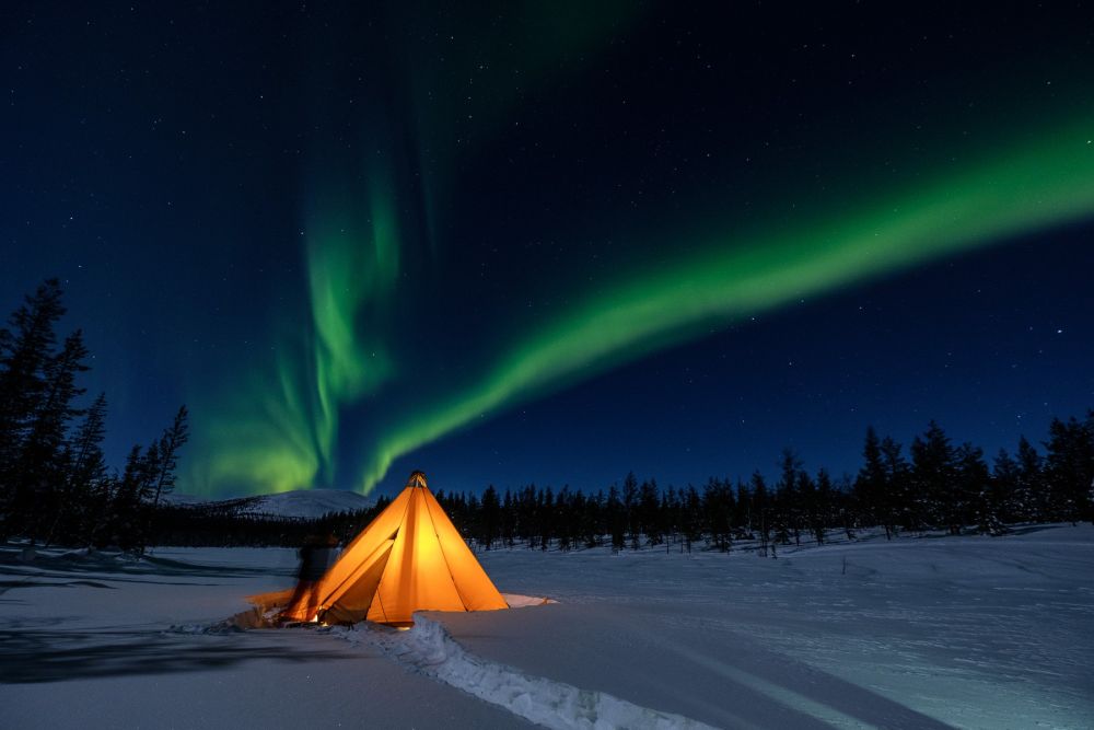 Tout savoir sur les aurores boréales - © dennis-zhang-CeH6kaEhlCQ-unsplash