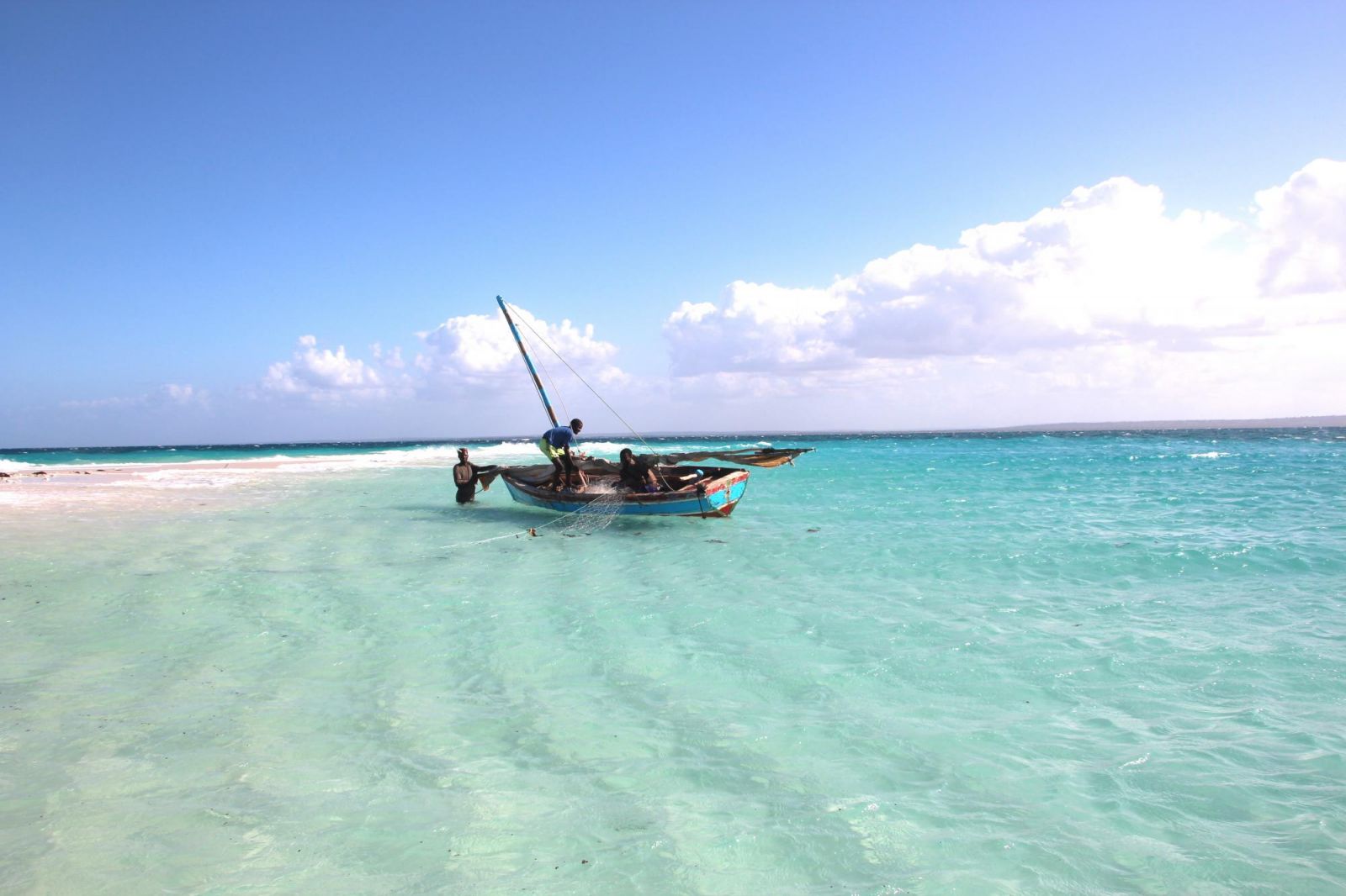 bateau de pêcheurs sur une plage du mozambique