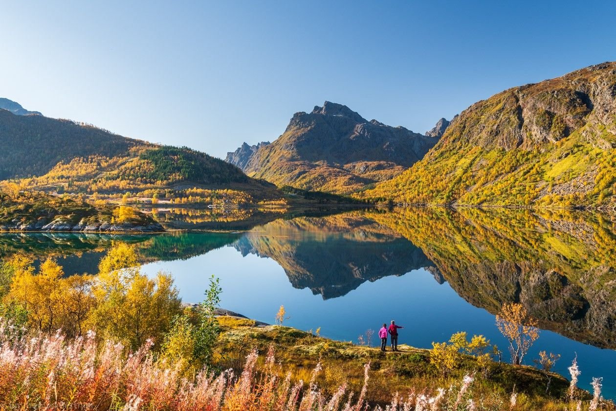 Canoë au bord d'un lac en Laponie, en voyage pendant l'été indien